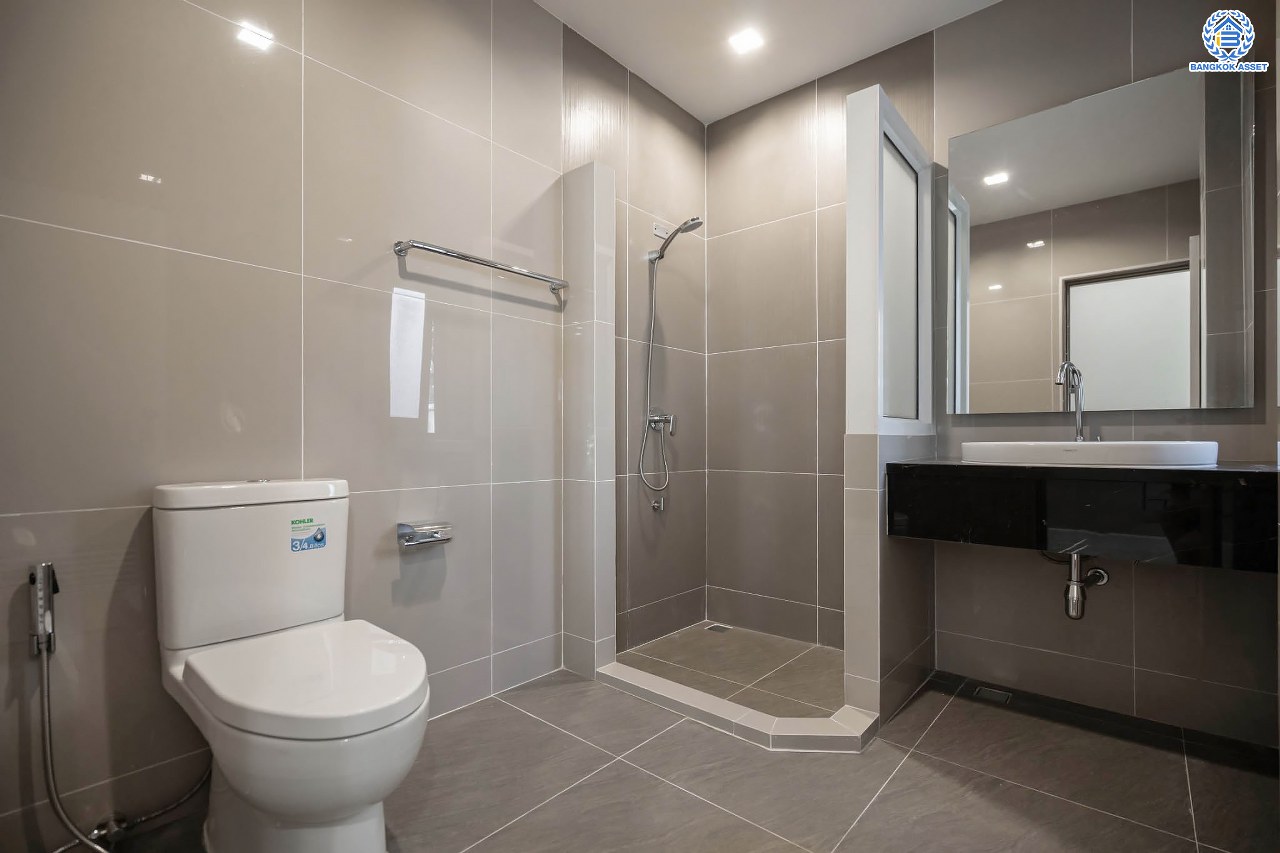 บ้านมือสองตกแต่งใหม่ ดีไซน์สวย โครงการ ซันไรซ์กรีน นวมินทร์ เนื้อที่ 75 ตร.ว. พื้นที่ใช้สอยมากถึง 338 ตร.ม. พร้อมฟังก์ชัน 4 ห้องนอน 4 ห้องน้ำ 1 ห้องแม่บ้าน จอดรถได้ 2 คัน รองรับทุกกิจกรรม บนทำเลเชื่อมต่อหลายเส้นทาง ใกล้รถไฟฟ้าสายสีชมพู "สถานีรามอินทรา" และจุดขึ้นทางด่วน "เอกมัย-รามอินทรา"